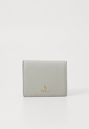 Jasnoszara skórzana portmonetka o teksturowanym wykończeniu, w złożonej konstrukcji, z złotym akcentem logo. Kompaktowy prostokątny kształt z wyraźnymi krawędziami.