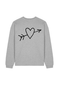 Felpa grigia con maniche lunghe, caratterizzata da una grafica di un cuore nero e una freccia al centro. Tessuto morbido, vestibilità casual, polsini e orlo a coste.