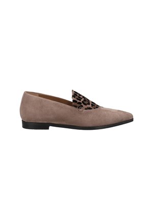 Suède loafers in taupe met een puntige neus en een luipaardprint textieloverlay op de wreef. Zwarte rubberen zool, gladde textuur.