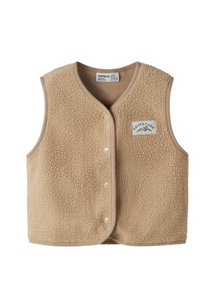 Beige ærmeløs fleecevest med trykknapper og en patches med teksten "Adventure" med et bjerggrafik på brystet.