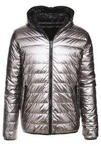 Metallisch silberne gesteppte Steppjacke für Herren mit Kapuze, durchgehendem Reißverschluss und seitlichen Reißverschlusstaschen.