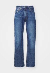 Blå raka denimjeans med klassisk femfickdesign och knappstängning, visade mot en vit bakgrund.