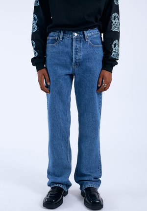 Blaue Jeans aus Denim mit lockerer Passform, geradem Bein, klassischem Fünf-Taschen-Design und leicht verblasster Textur.