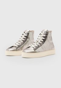 Sneaker alte in pelle argento metallizzato con un design a stampa rettile testurizzata, dotate di lacci bianchi e una robusta suola in gomma crema.