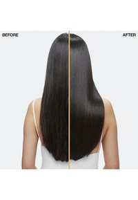 Długie, proste czarne włosy przedstawione w dwóch sekcjach: lewa strona jest puszysta i matowa, prawa strona gładka i błyszcząca, podkreślając zauważalne różnice.