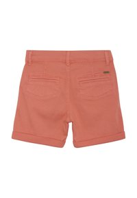 Koraalrode katoenen shorts met omgeslagen uiteinden, voorzien van twee achterzakken en een labeldetail op de tailleband. Gestructureerde stof met subtiele ribbels.