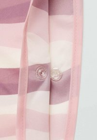 Pasi v trakasti vzorcih v odtenkih roza in sivke, z dvema prozornima plastičnima gumboma. Gladka tekstura s kontrastnimi valovitimi vzorci.