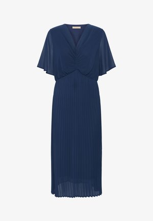 Robe plissée marine avec de courtes manches volantées et un col en V. Le tissu est léger et lisse, avec un détail taille froncée.