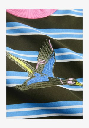 Gestreiftes Stoff-T-Shirt in Braun mit blauen und weißen Streifen. Vorn mit einem gestickten Vogel in Blau, Gelb und Pink verziert.