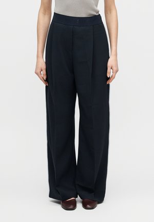 - Spodnie materiałowe