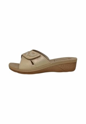 Sandalo beige aperto con punta, modello slip-on, con suola bassa a zeppa dalla texture cork e strass decorativi sulla fascia regolabile che attraversa il piede.