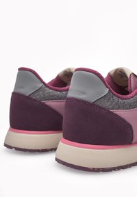 Le scarpe da atletica viola e rosa presentano una tomaia testurizzata, accenti in pelle liscia e una suola leggera con una suola a motivo.