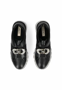 Baskets en cuir noir avec une boucle en argent et des ornements en cristal, dotées d'un col rembourré et d'une semelle texturée pour une meilleure traction.