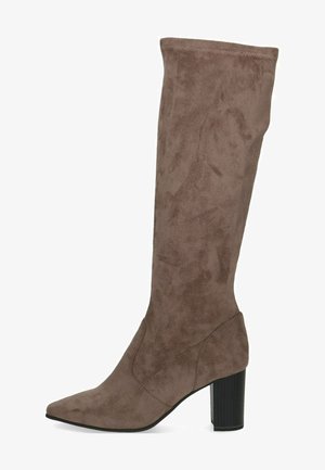 Braune Wildleder-Kniehohe Stiefel mit spitzer Zehe, quadratischem Blockabsatz und glatter Textur. Verfügt über vertikale Nahtdetails.