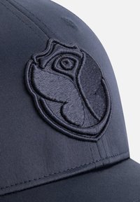Marineblauwe baseballcap met een gestructureerd, geborduurd logo dat een gestileerd rozenontwerp toont. Glad materiaal met een gestructureerde, ronde kroon.
