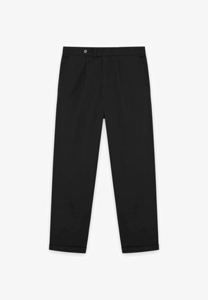 Zwarte op maat gemaakte broek met knoopsluiting, zijzakken en een iets cropped, omgeslagen zoom op een witte achtergrond.