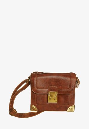 Hnědá kožená kabelka přes rameno s pevnou strukturou, vybavená zlatou kovovou bižuterií, klopovým uzávěrem a cvočky na rozích.