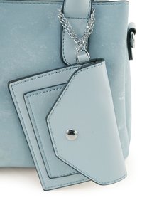 Lichtblauwe neplederen handtas met een gestructureerde afwerking, voorzien van een afneembare portemonnee die is bevestigd met een zilveren ketting en drukhardware.