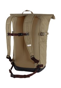 Khaki rulle-top ryggsekk med polstrete stropper, mesh rygg, justerbare spenner og svart bunn. Har et solid håndtak på toppen.