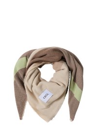 Trekantet tørklæde lavet af blødt stof med et beige, brunt og grønt stribet mønster, frynset kant og en hvid etiket.