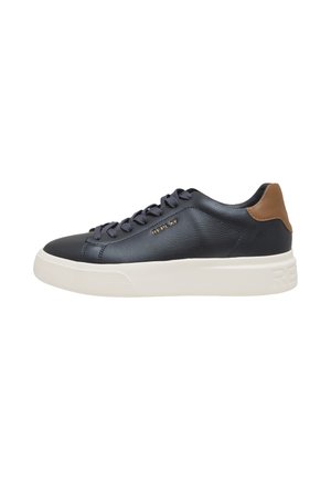 Schwarzer Leder-Low-Top-Sneaker mit braunem Fersenlasche, weißer dicker Sohle, schwarzen Schnürsenkeln und goldenem "Replay"-Logo an der Seite.