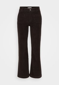 Calças flare pretas de veludo cotelê com cintura alta, apresentando dois bolsos traseiros e fecho com botão prateado. Textura macia e costura vertical proeminente.