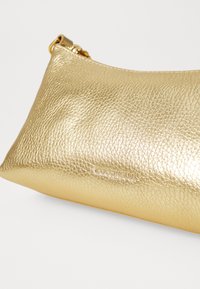 Coccinelle AURA - Sac à main - gold-coloured