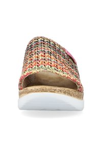 Sandale à enfiler tissée avec un dessus en textile multicolore, une semelle intermédiaire en liège naturel et une semelle extérieure synthétique blanche avec une sangle d'accent.