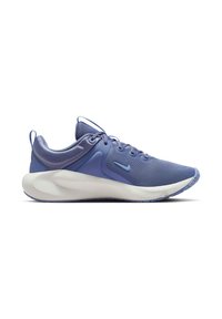 Zapatilla deportiva ligera en malla morada y material sintético. Presenta una suela blanca redondeada, tela texturizada y un sistema de cordones.