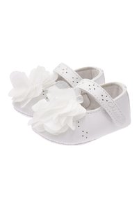 Scarpe per neonati in pelle bianca con un accento floreale, dotate di un morbido fiore in rete, cinturino regolabile e dettagli perforati sui lati.