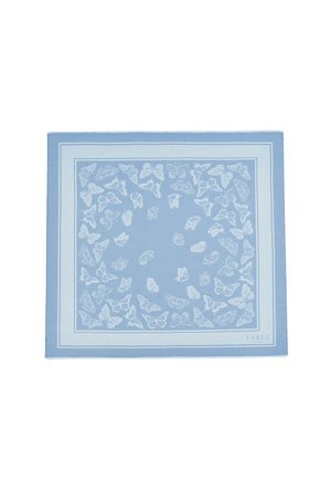 Foulard quadrato azzurro chiaro con motivi di farfalle bianche disposti densamente ai bordi e il nome del marchio nell'angolo.