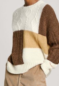 Pull en maille épaisse avec blocs de couleur en crème, beige et marron ; motifs texturés ; poignets côtelés ; logo brodé sur l'ourlet.
