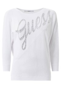Pull blanc à encolure large et manches trois-quarts, arborant un logo "Guess" en sequins argentés sur le devant et un design en maille texturée.