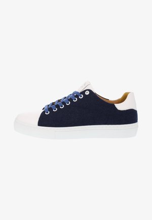 Niedriger Sneaker mit marineblauem Stoffobermaterial, weißer Lederkappe und Ferse, blauen Schnürsenkeln und weißer Gummisohle, isoliert vor weißem Hintergrund.