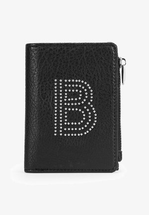 Billetera de cuero negro con un acabado texturizado, cierre de cremallera y un patrón decorativo de tachuelas plateadas formando la letra "B."