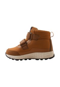 Brązowe syntetyczne buty typu high-top z dwoma zapięciami na rzep, teksturowaną gumową podeszwą, wyściółką kołnierza oraz kontrastowymi czarnymi akcentami.