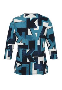 Hemd met lange mouwen met abstract geometrisch patroon in teal, marineblauw en wit, featuring grote blok- en hoekige vormen.