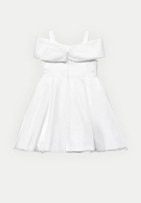 Abito bianco con design off-the-shoulder, corsetto aderente e gonna svasata con pieghe. Realizzato in tessuto morbido con una leggera lucentezza.