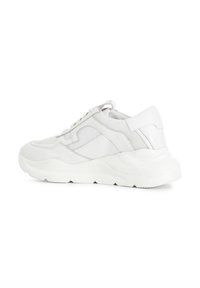 Weiße Turnschuhe mit strukturiertem Design, glattem, synthetischem Material und einer dicken Gummisohle mit abgerundeten Kanten.