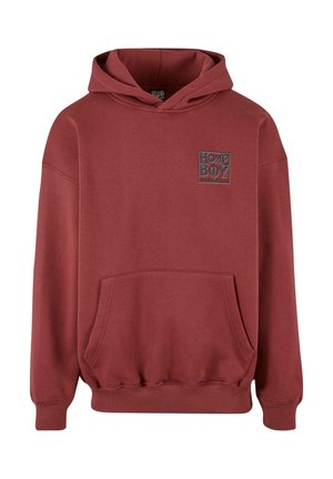 Bordeauxfarbener Kapuzenpullover aus weichem Stoff mit einer Kängurutasche, gerippten Bündchen und einem quadratischen Logo mit Text auf der oberen linken Seite.