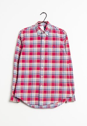 Langärmeliges Hemd mit Knopfleiste und kariertem Muster in Rot, Weiß, Blau und Gelb, aufgehängt an einem schwarzen Kleiderbügel.