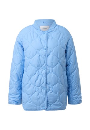 Veste matelassée bleu clair avec col rond et boutons pression, présentant un motif de couture ondulée et des manches longues.