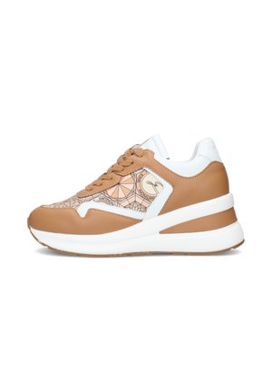 Sneaker basso color beige e bianco con motivi geometrici e marchio sul lato, lacci anteriori e suola bianca spessa.
