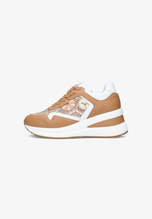 Sneaker basso color beige e bianco con motivi geometrici e marchio sul lato, lacci anteriori e suola bianca spessa.
