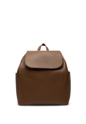 Mochila de cuero marrón texturizado con solapa superior y bolsillos laterales, mostrada sobre un fondo blanco.