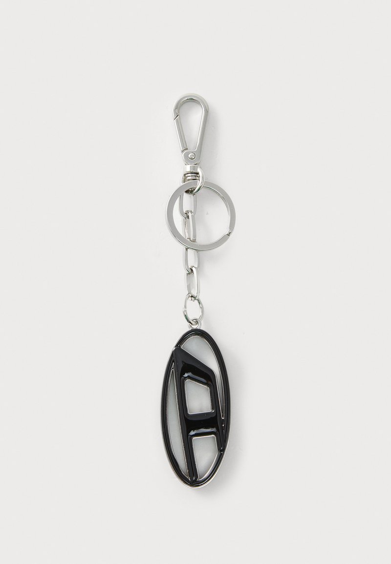 Portachiavi con un pendente ovale nero con un design a "A" ritagliato, attaccato a una clip e anello in metallo argentato. Texture liscia.