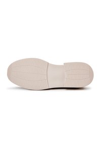 Semelle d'une chaussure beige avec un motif de bande de roulement texturé, comprenant des lignes horizontales et des formes en losange pour l'adhérence, affichée sur fond blanc.