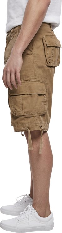 Shorts cargo kaki en coton, dotés de plusieurs poches latérales, de liens de taille ajustables et d'une coupe décontractée. Portés avec des baskets blanches.