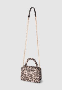 Borsa a tracolla con stampa leopardata, manico superiore e tracolla in catena dorata. Presenta una forma strutturata e una texture lucida.