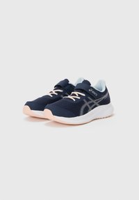 Chaussures de sport navy avec une tige en maille, des accents bleu clair, des détails réfléchissants et une semelle rose. Caractéristiques : strap velcro et lacets pour un ajustement sécurisé.